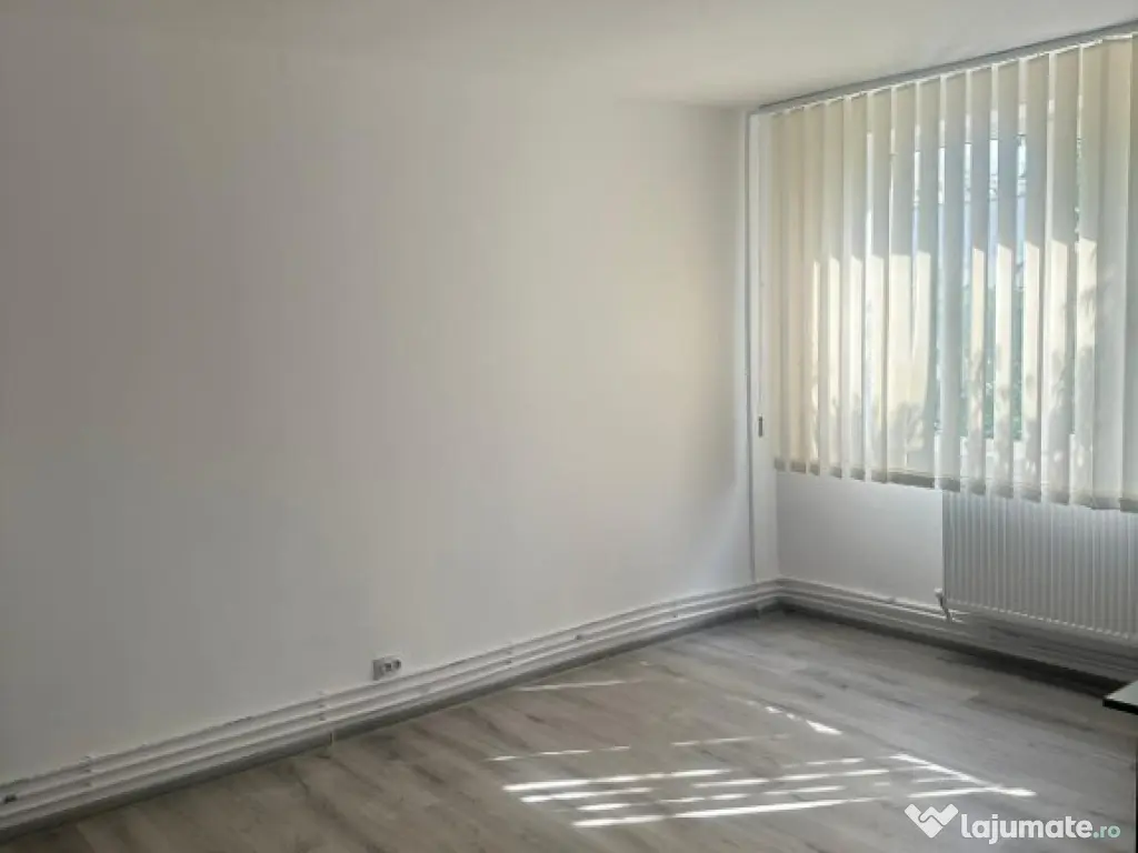 Apartament 3 camere, decomandat.Metrou Aparatori Patriei. 