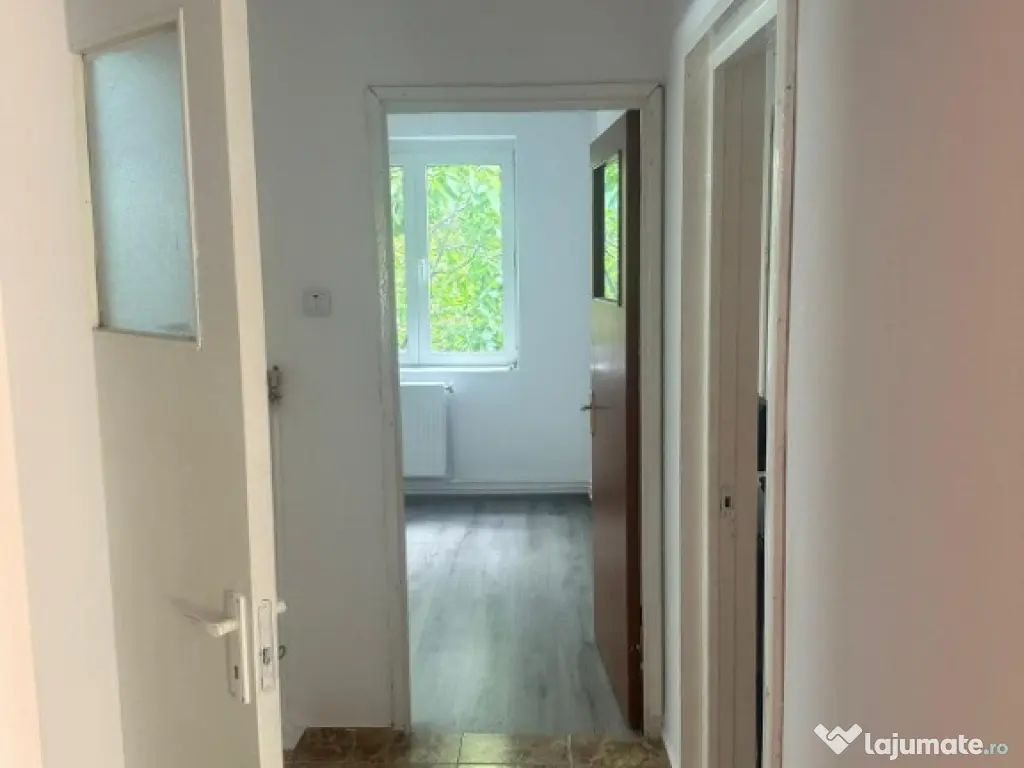 Apartament 3 camere, decomandat.Metrou Aparatori Patriei. 