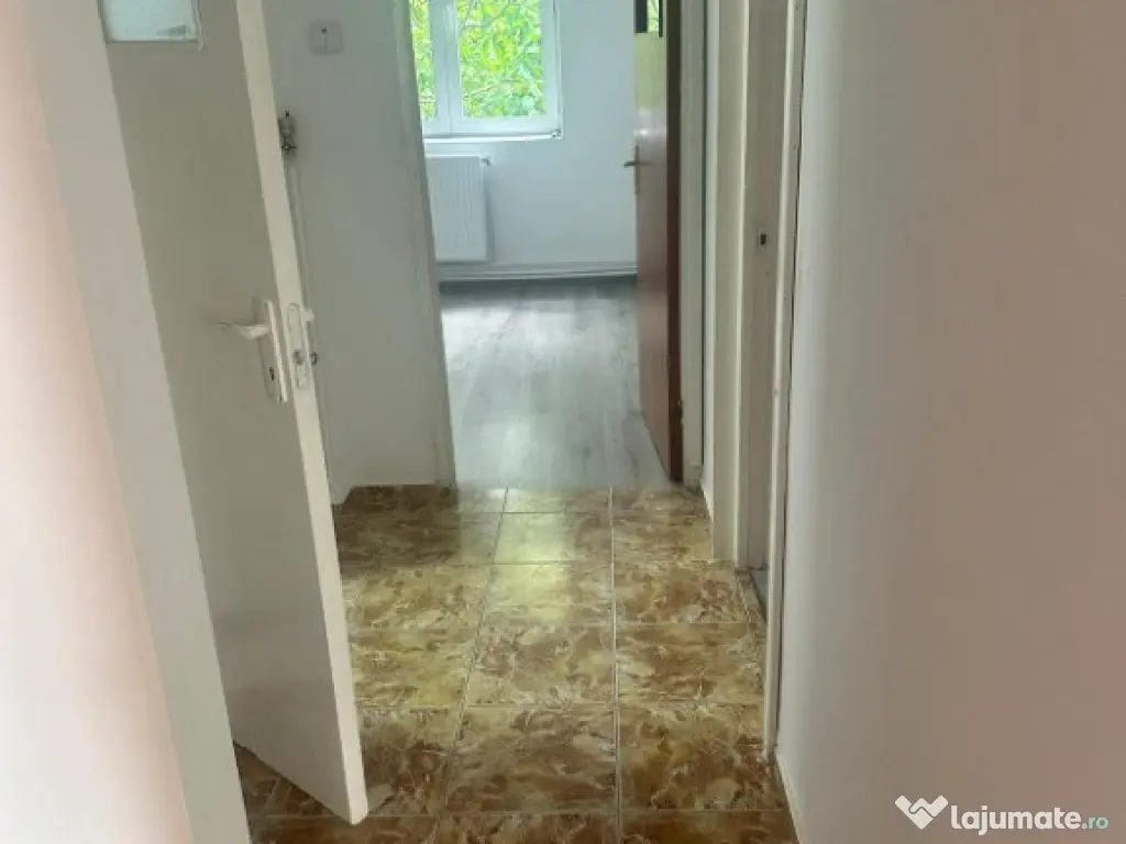 Apartament 3 camere, decomandat.Metrou Aparatori Patriei. 