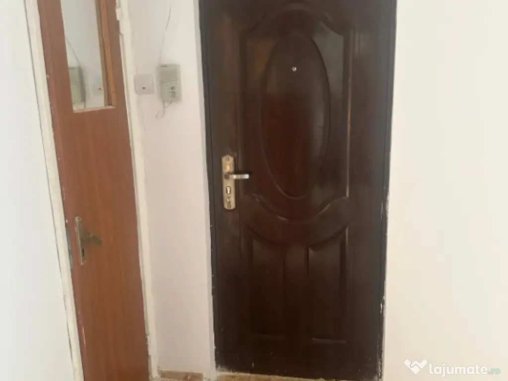 Apartament 3 camere, decomandat.Metrou Aparatori Patriei. 