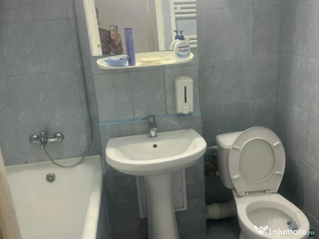 Apartament 3 camere, decomandat.Metrou Aparatori Patriei. 