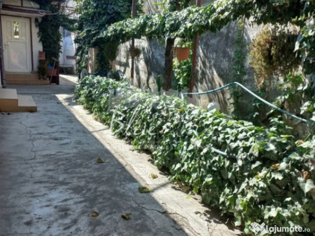 Casa batraneasca cu teren de 435mp cu utilitati si deschid