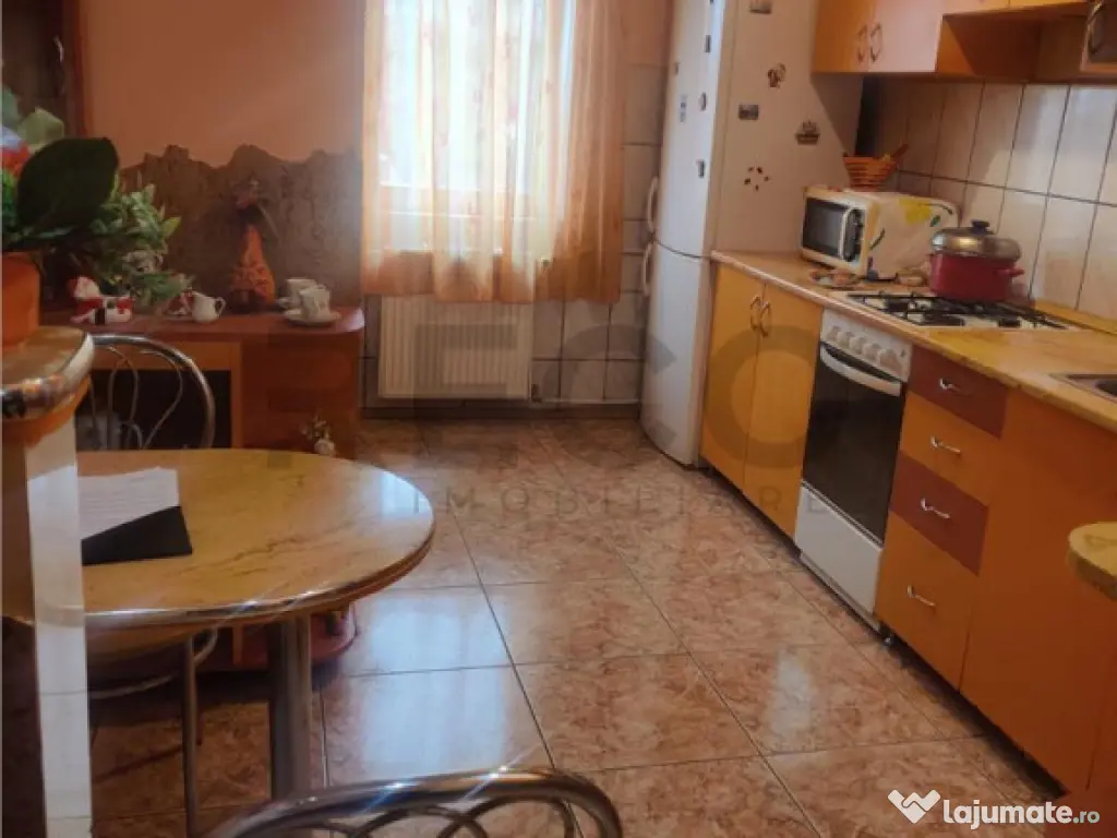 RECO. Apartament cu 3 camere decomandat . Zona Decebal 