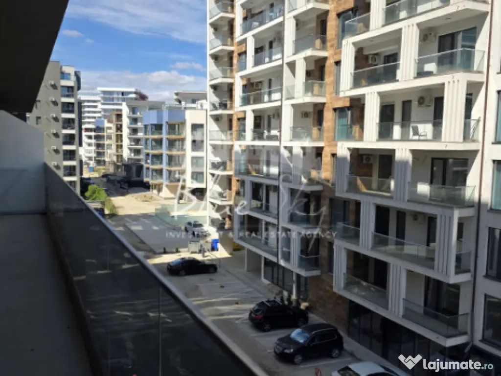 Apartament modern cu balcon generos și acces la piscină 