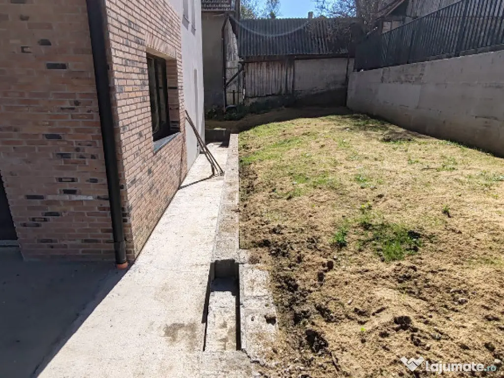 Casa individuala, semifinsata, Floresti