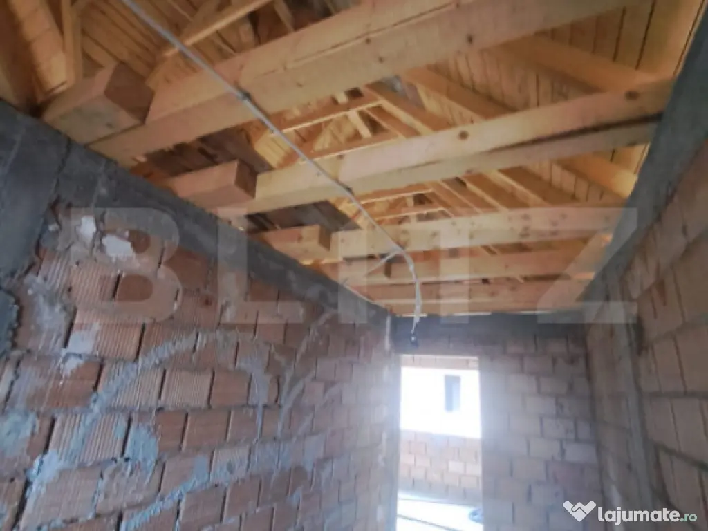 Vând 2 case la preț de una – 178.000 € (negociabil)