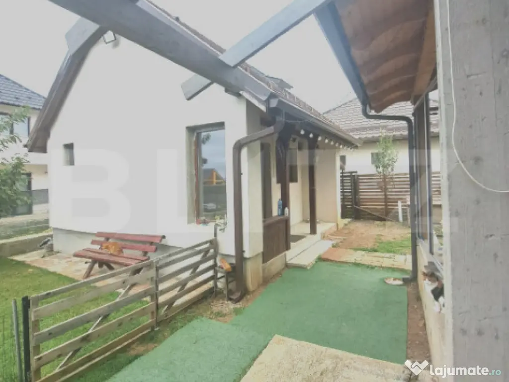 Vând 2 case la preț de una – 178.000 € (negociabil)