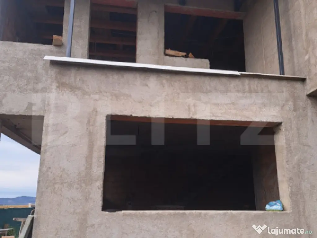 Vând 2 case la preț de una – 178.000 € (negociabil)