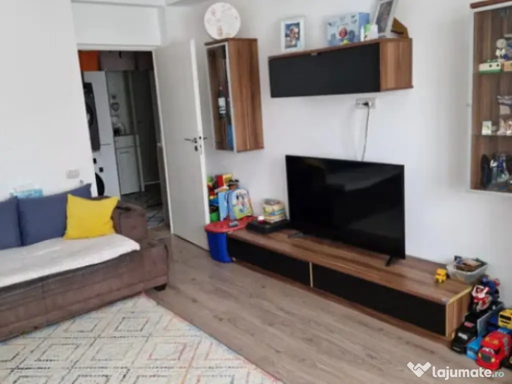 Apartament 2 camere, decomandat - zona Tractorul.