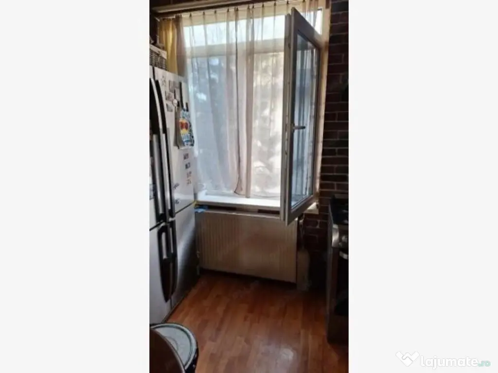 Apartament de vânzare - 3 camere luminoase, cu 3 balcoane 