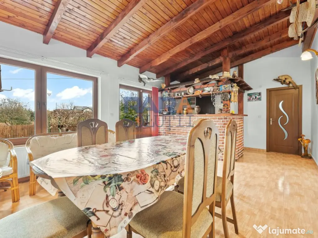 Vilă cu 6 dormitoare, 2 garaje, anexe multiple - 2076 mp... 