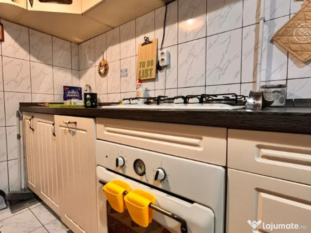 Apartament 3 camere decomandat, etaj intermediar, strada Garii 