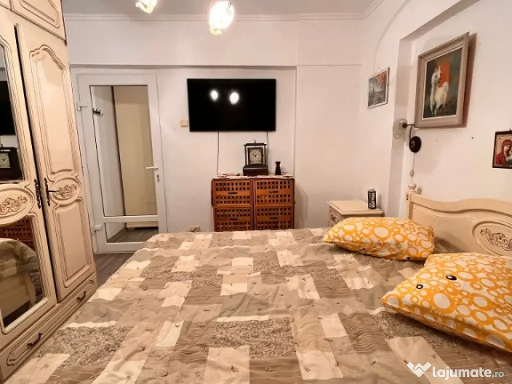 Apartament 3 camere decomandat, etaj intermediar, strada Garii 