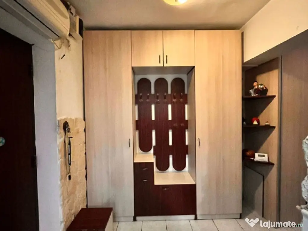 Apartament 3 camere decomandat, etaj intermediar, strada Garii 