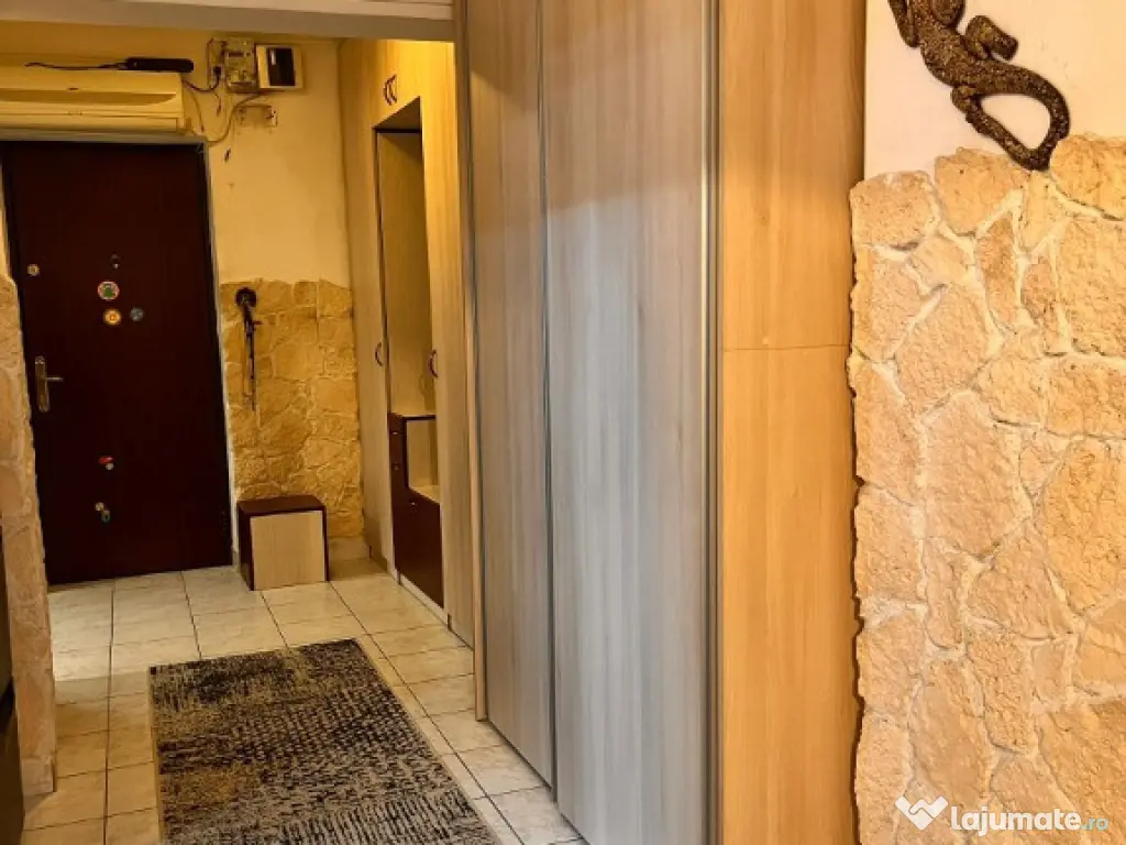 Apartament 3 camere decomandat, etaj intermediar, strada Garii 