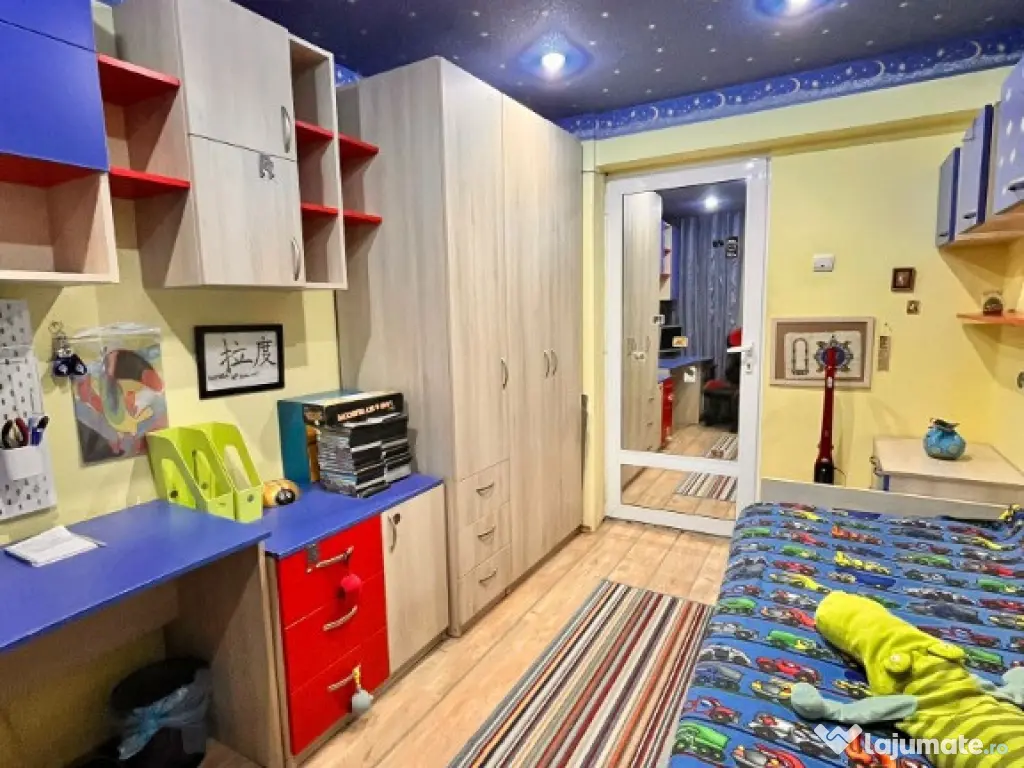 Apartament 3 camere decomandat, etaj intermediar, strada Garii 