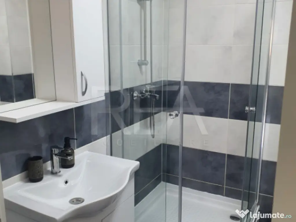 Apartament cu 2 camere, parcare privată și acces la piscin 