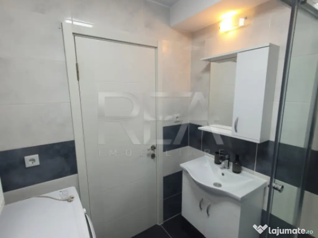 Apartament cu 2 camere, parcare privată și acces la piscin 