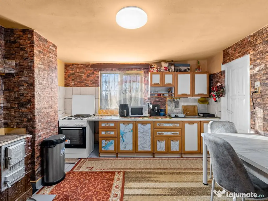 Casă cu 5 camere in Barzava 