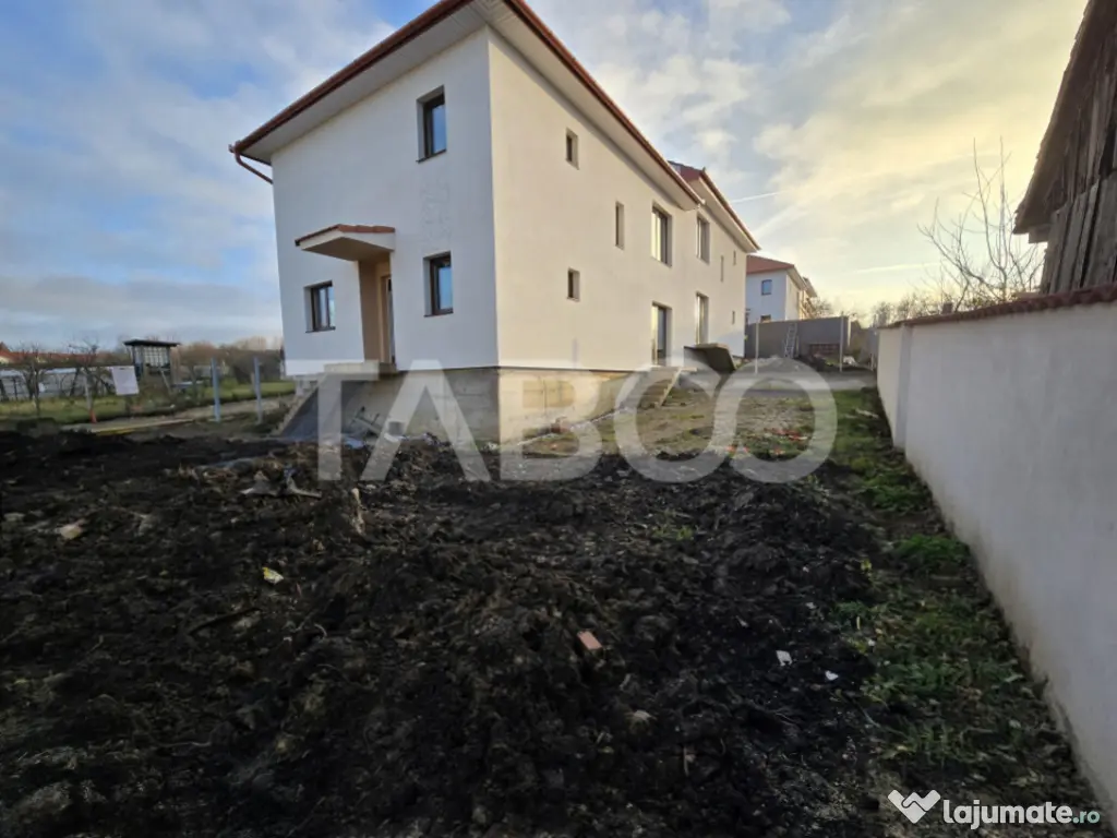 Casa tip duplex de vanzare 120 utili teren 300 mp Sura Mica