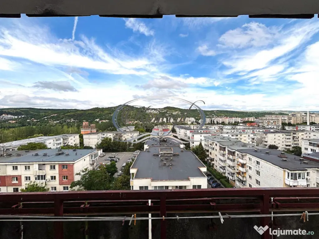 Apartament spatios si luminos cu priveliste spre oras, zona