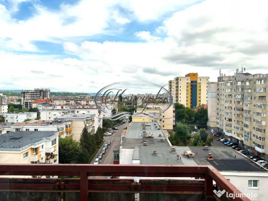 Apartament spatios si luminos cu priveliste spre oras, zona