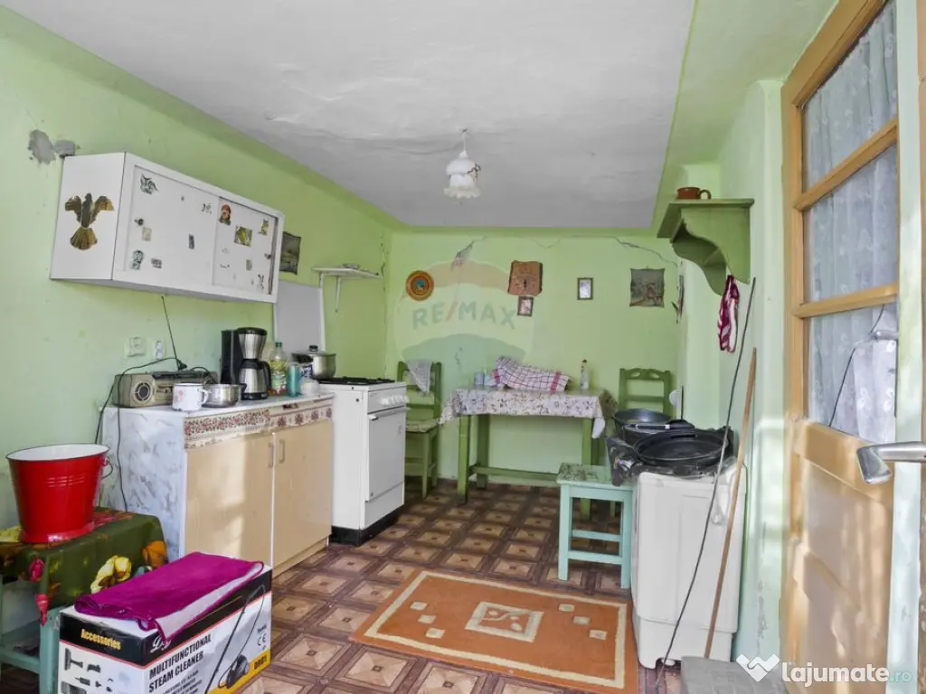 Casă de vanzare, pozitie excelenta, la intrare in Loc. G... 