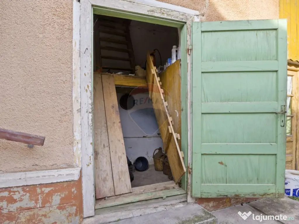 Casă de vanzare, pozitie excelenta, la intrare in Loc. G... 