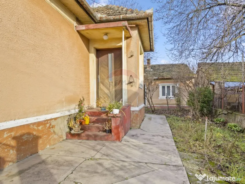 Casă de vanzare, pozitie excelenta, la intrare in Loc. G... 