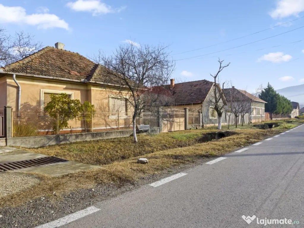 Casă de vanzare, pozitie excelenta, la intrare in Loc. G... 