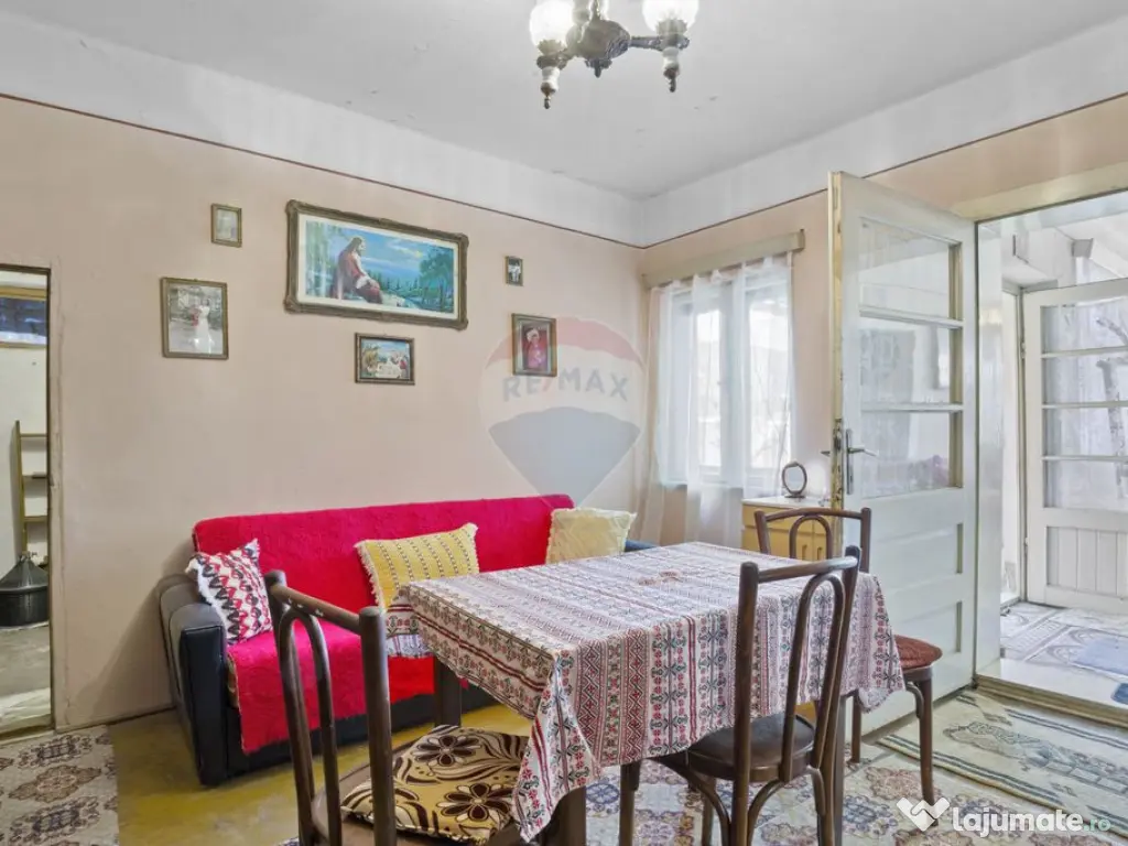 Casă de vanzare, pozitie excelenta, la intrare in Loc. G... 