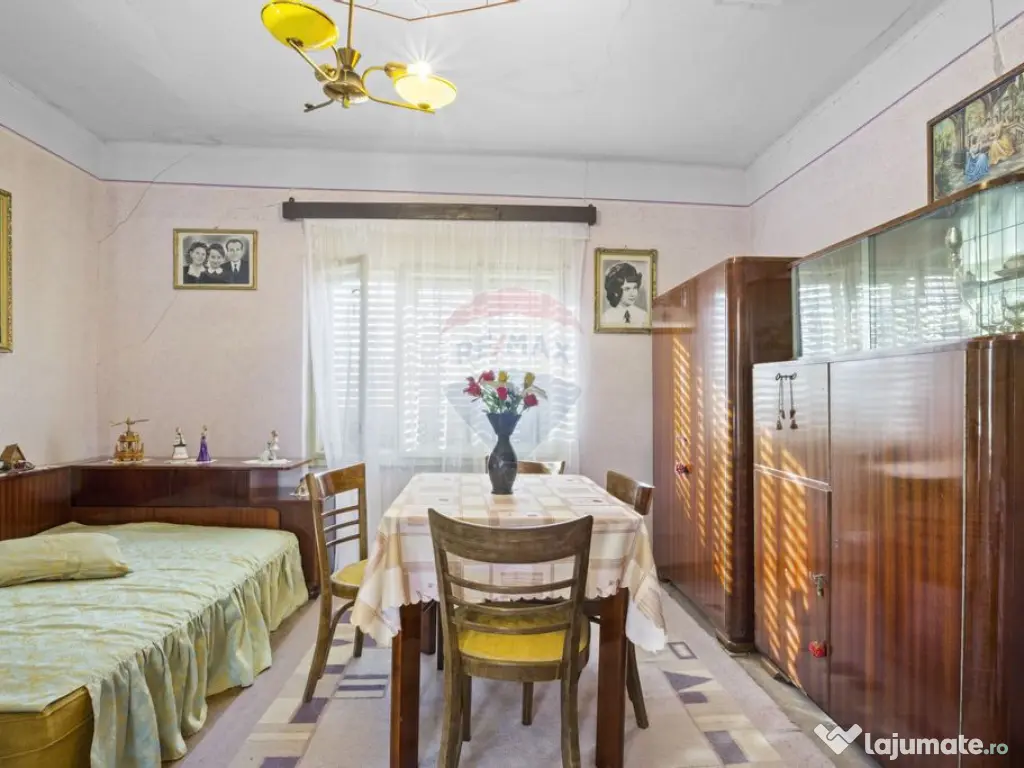 Casă de vanzare, pozitie excelenta, la intrare in Loc. G... 