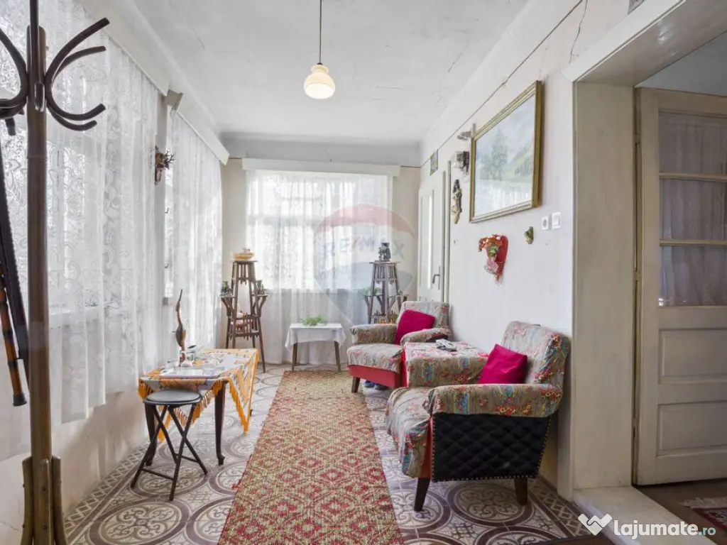 Casă de vanzare, pozitie excelenta, la intrare in Loc. G... 