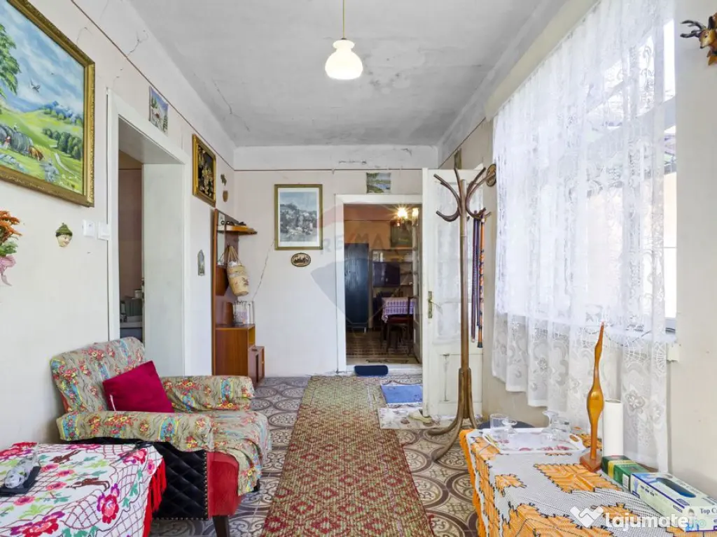 Casă de vanzare, pozitie excelenta, la intrare in Loc. G... 