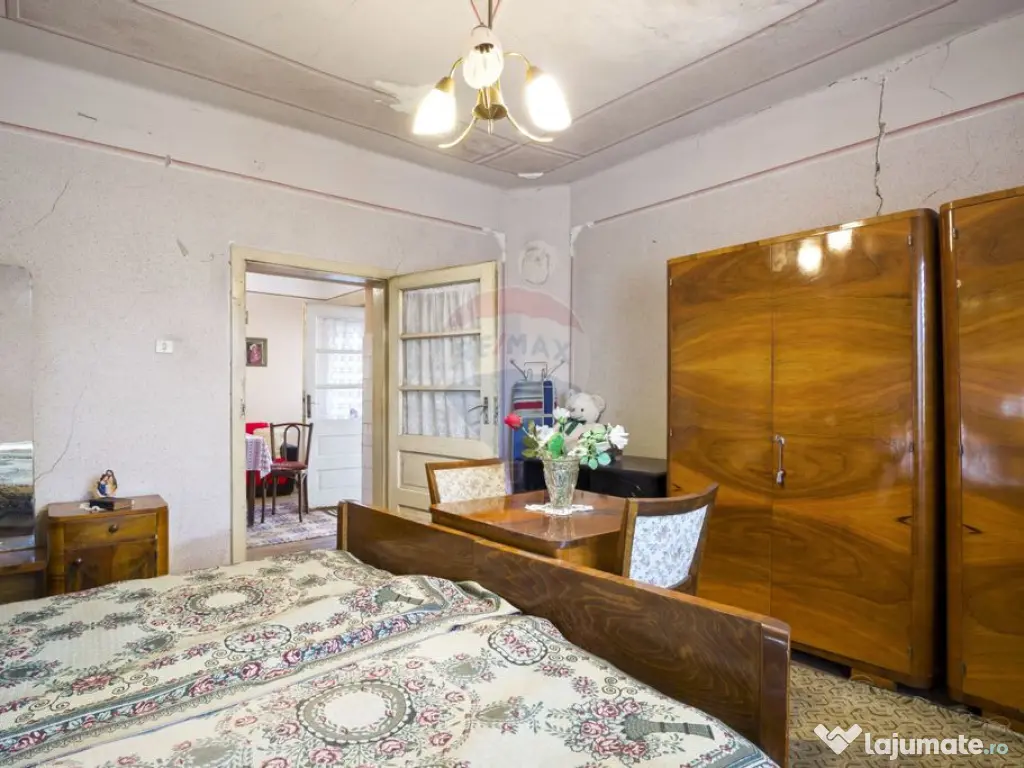 Casă de vanzare, pozitie excelenta, la intrare in Loc. G... 