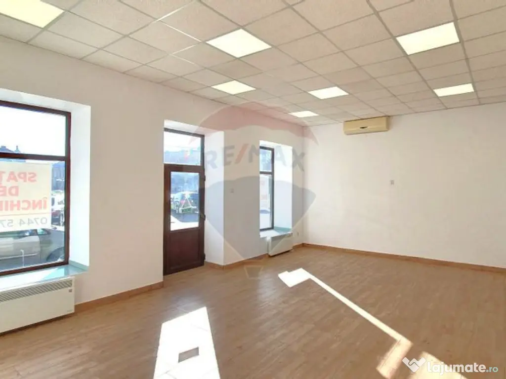 Spațiu comercial 75 mp Piata Catedralei. Vitrină si acc... 