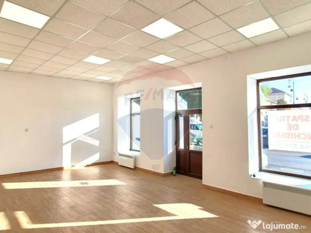 Spațiu comercial 75 mp Piata Catedralei. Vitrină si acc... 