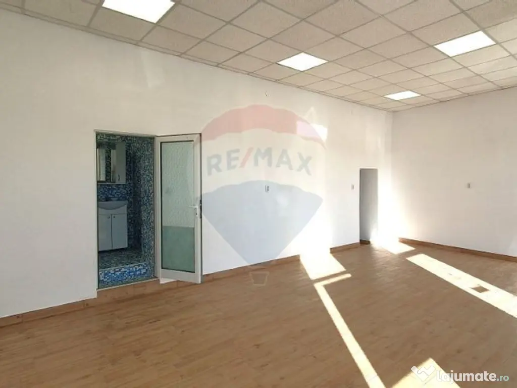 Spațiu comercial 75 mp Piata Catedralei. Vitrină si acc... 