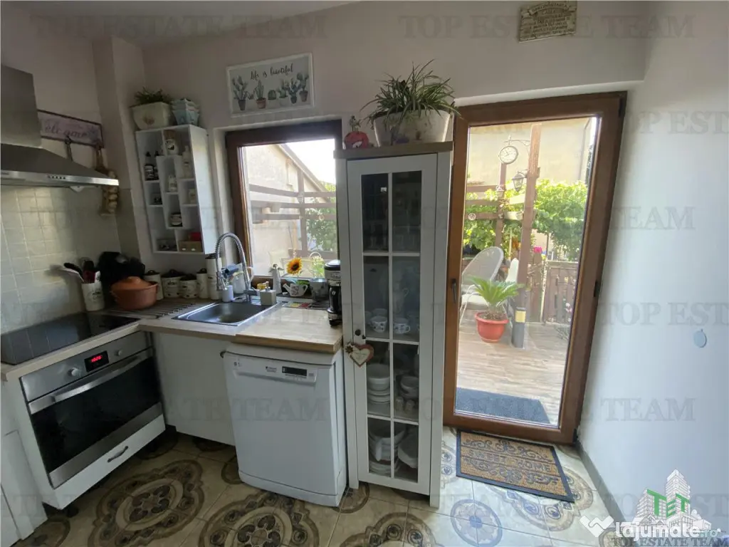 Vila spatioasa cu 3 apartamente in Fundeni Dobroiesti 