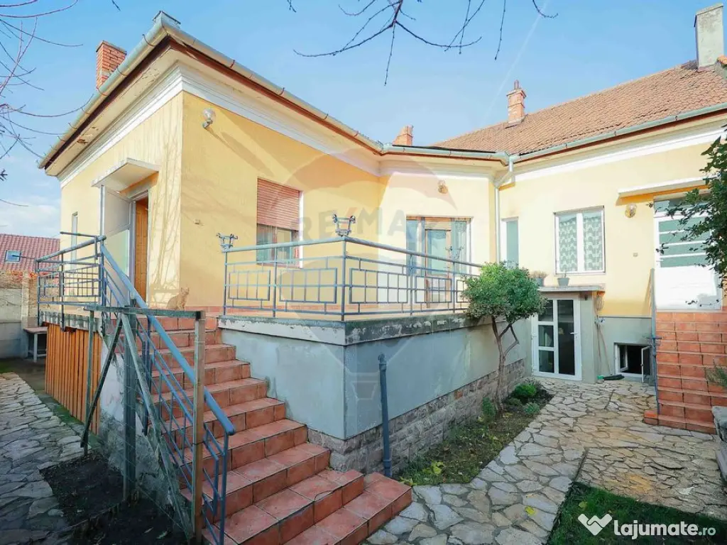 Casă Evreiască de Vânzare, Singur în Curte în zona U...