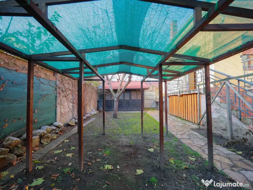 Casă Evreiască de Vânzare, Singur în Curte în zona U... 