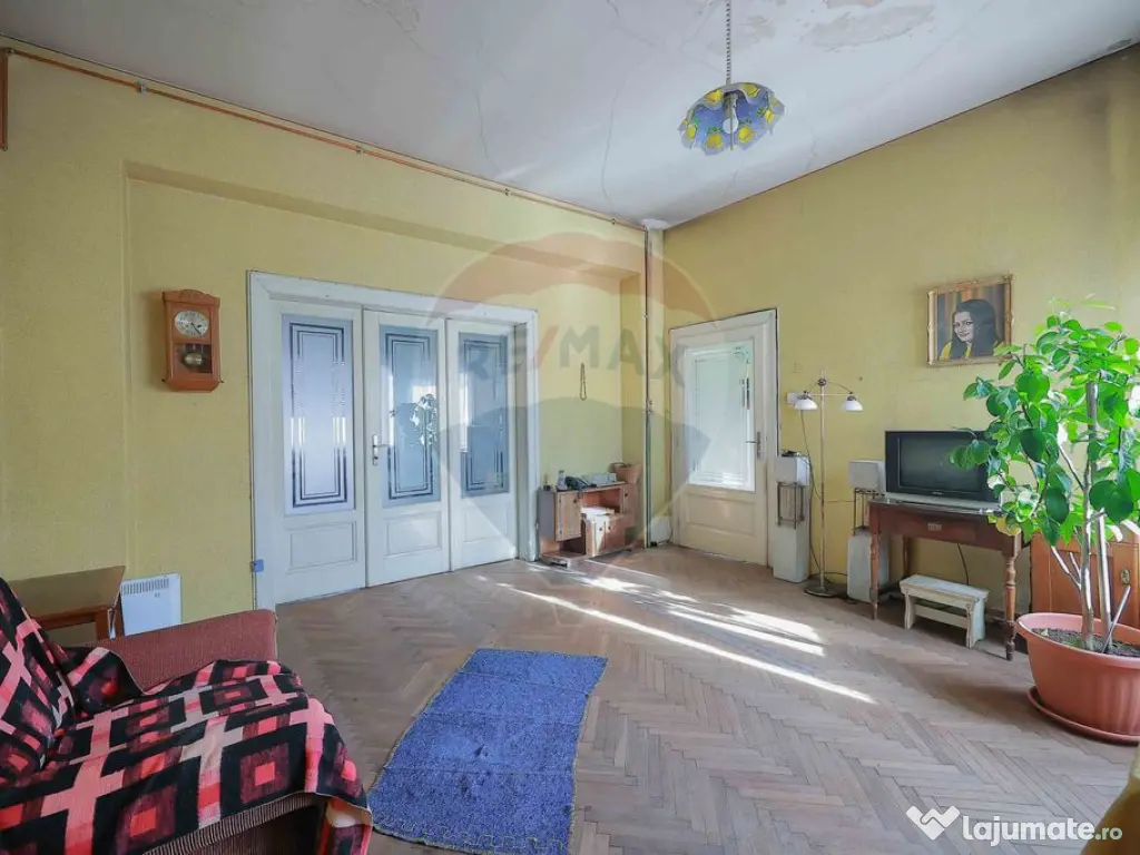 Casă Evreiască de Vânzare, Singur în Curte în zona U... 