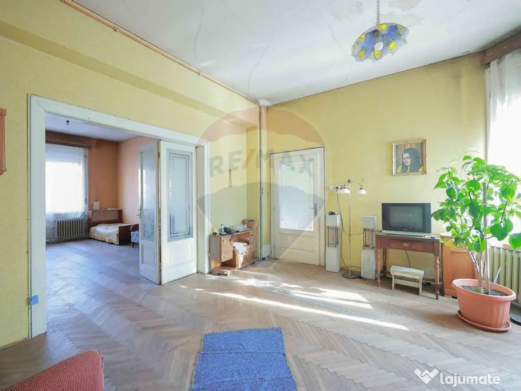 Casă Evreiască de Vânzare, Singur în Curte în zona U... 