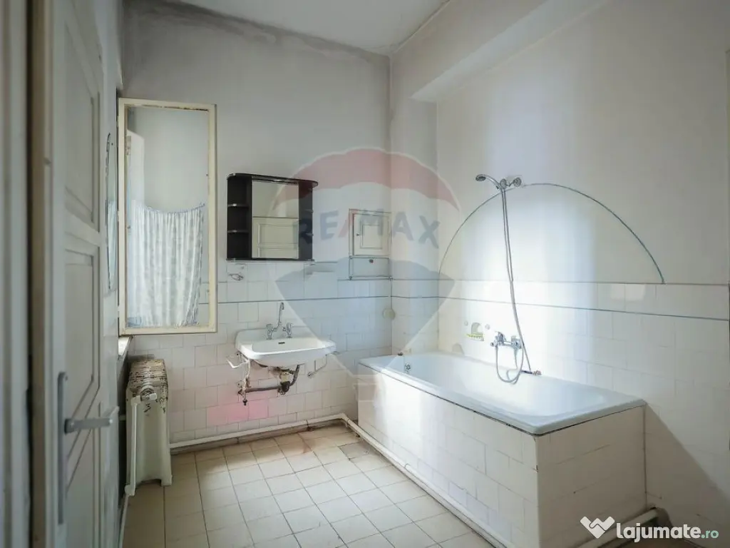 Casă Evreiască de Vânzare, Singur în Curte în zona U... 