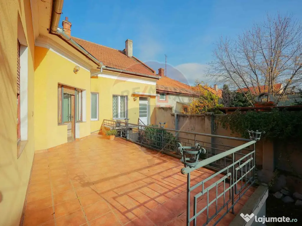 Casă Evreiască de Vânzare, Singur în Curte în zona U... 