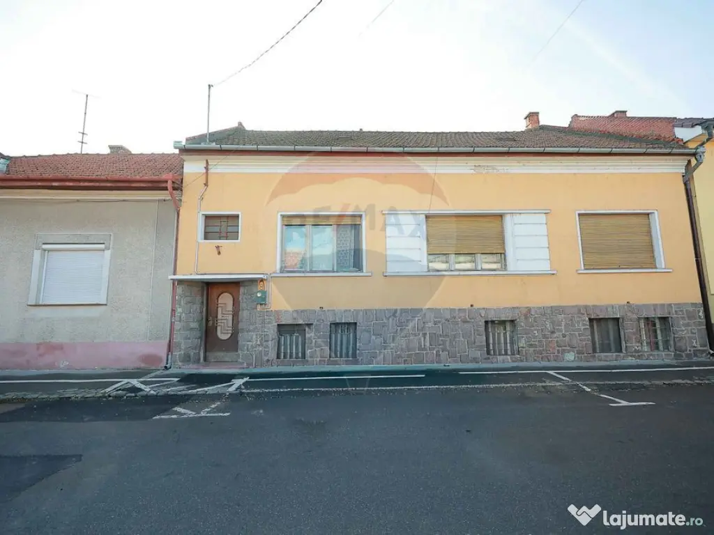 Casă Evreiască de Vânzare, Singur în Curte în zona U... 