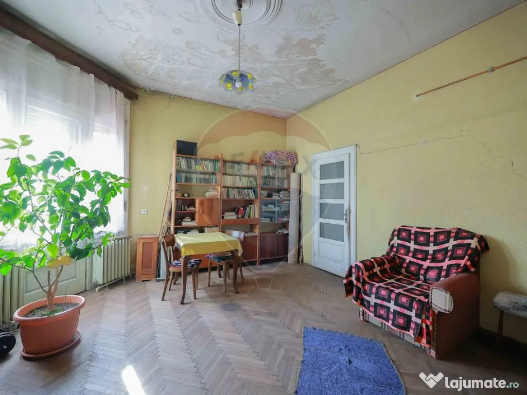 Casă Evreiască de Vânzare, Singur în Curte în zona U... 