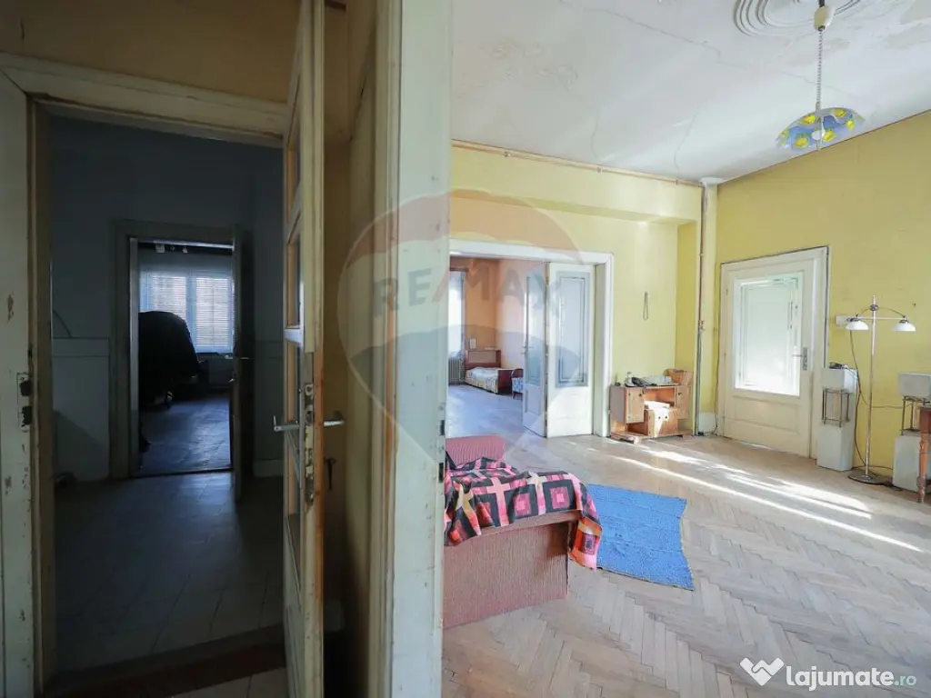 Casă Evreiască de Vânzare, Singur în Curte în zona U... 