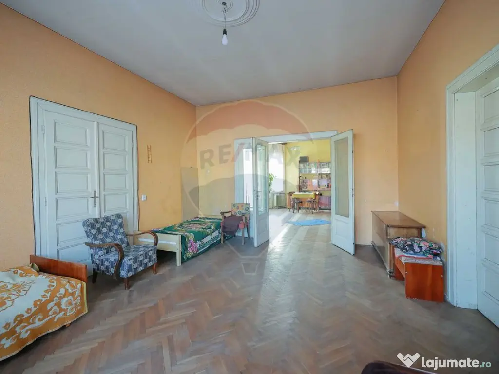 Casă Evreiască de Vânzare, Singur în Curte în zona U... 