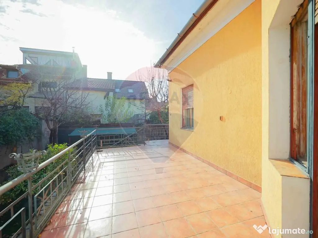 Casă Evreiască de Vânzare, Singur în Curte în zona U... 